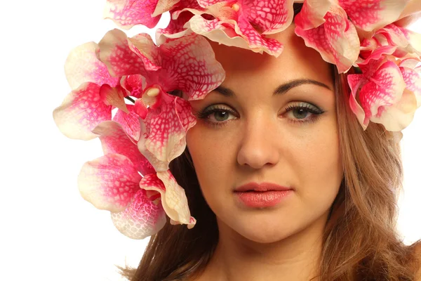 Jovem mulher atraente com orquídea rosa na cabeça — Fotografia de Stock