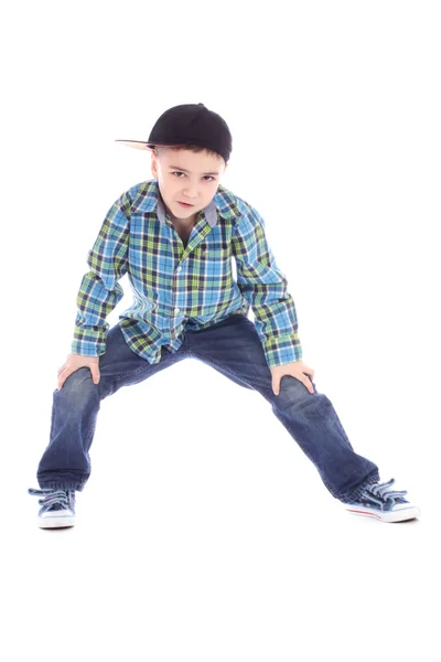 Маленький хлопчик в джинсах і чашці танцює хіп-хоп — стокове фото