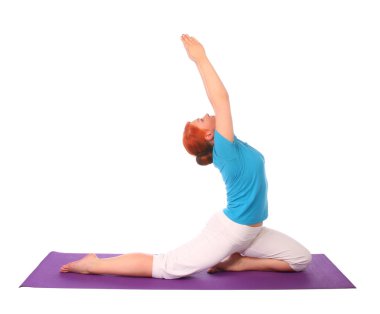 Yong kadın egzersiz yoga pose mat