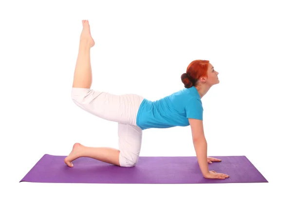 Mujer Yong ejercicio yoga pose en la estera — Foto de Stock