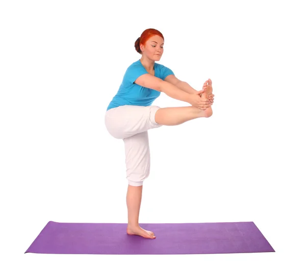 Yong женщина yoga представления на циновке — стоковое фото