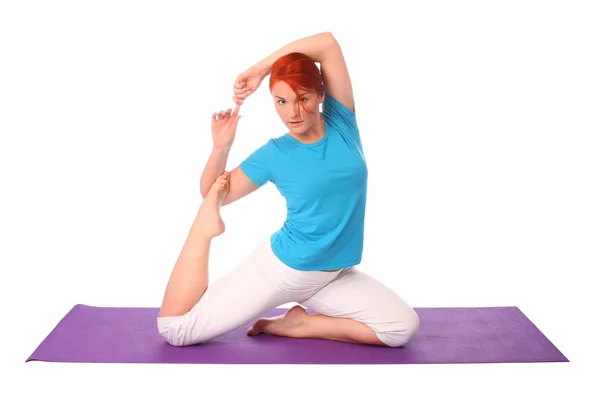 Yong vrouw oefenen yoga pose op de mat — Stockfoto