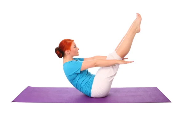 Yong kvinnan utöva yoga pose på matta — Stockfoto