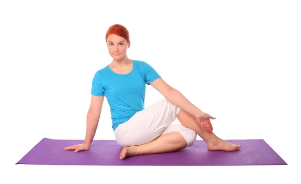 Yong donna esercizio yoga posa sul tappeto — Foto Stock