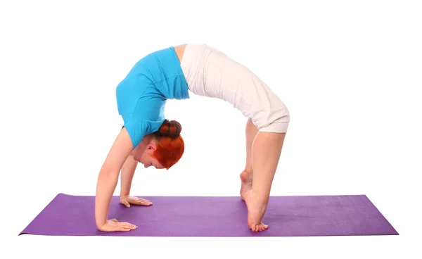 Yong kvinnan utöva yoga pose på matta — Stockfoto