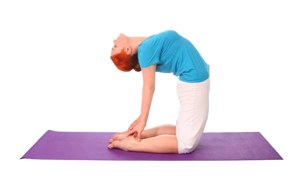 Yong vrouw oefenen yoga pose op de mat — Stockfoto