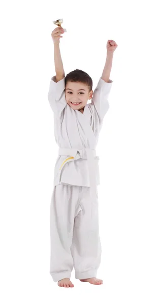 Junge Kämpfer Sieger im weißen Kimono mit Pokal — Stockfoto