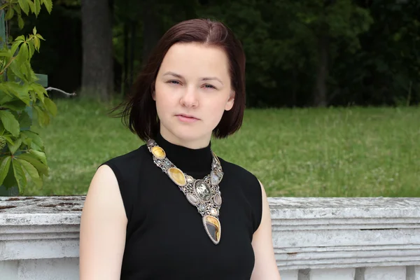 Porträt einer schönen jungen Frau über die Natur — Stockfoto