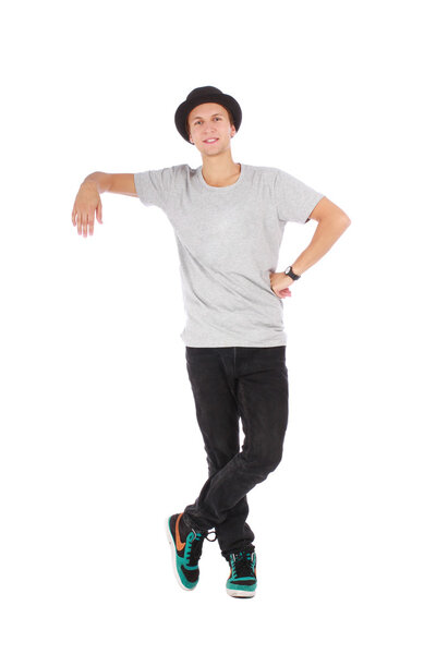 Красивый парень в современной одежде
