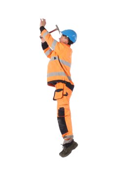 bir işçi tulumu ve hardhat çekiçle takıyor portresi
