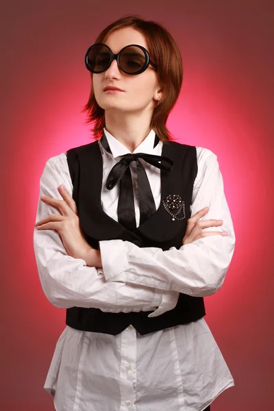 Junge Geschäftsfrau mit Sonnenbrille — Stockfoto
