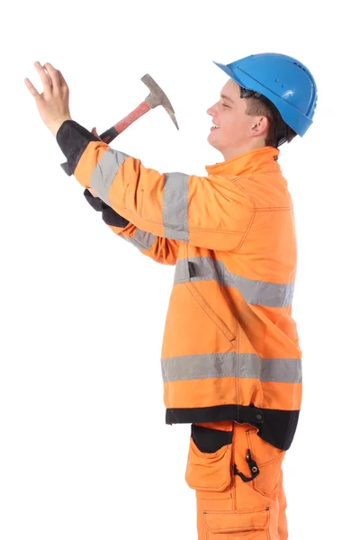 Retrato de um trabalhador vestindo macacão e chapéu duro com martelo — Fotografia de Stock