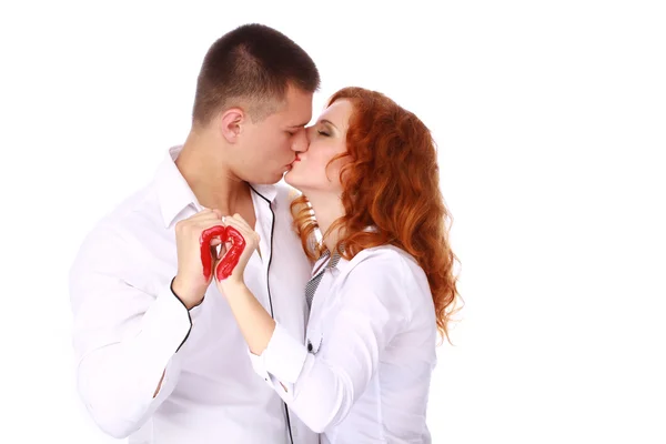 Jonge gelukkige paar verliefd zoenen op witte achtergrond — Stockfoto