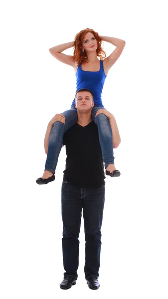 Retrato de uma jovem menina feliz desfrutando de passeio de piggyback em seu namorado de volta — Fotografia de Stock