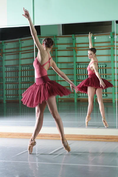 Hermosa bailarina bailarina con reflejo — Foto de Stock