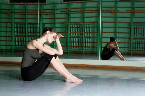 Mulher atraente exercitando-se na sala de dança — Fotografia de Stock