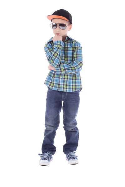 Jongen in jeans en zonnebril — Stockfoto