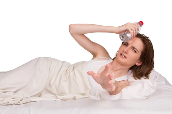 Mulher doente na cama com dor de cabeça — Fotografia de Stock