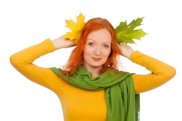Mulher com folhas amarelas na cabeça — Fotografia de Stock