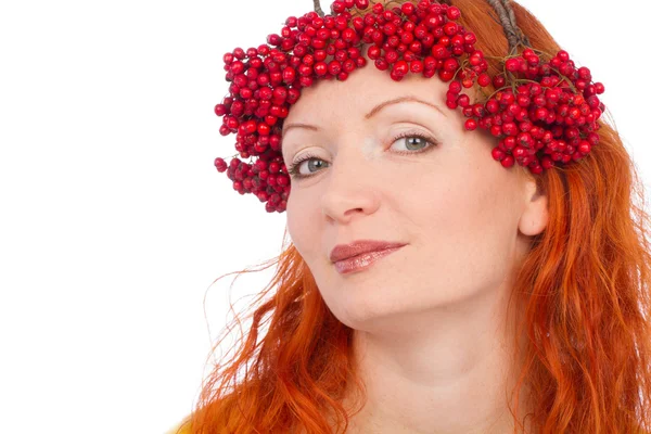 Donna con bacche rosse sulla testa — Foto Stock