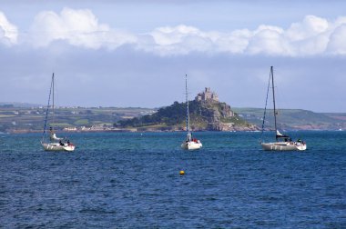 Yelkenli tekneler ve St michaels mount Cornwall
