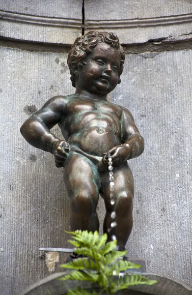 Manneken Pis (Peeing Boy) в Брюсселе — стоковое фото