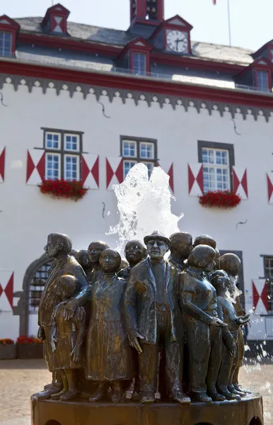 Fuente Ratsbrunnen frente al Ayuntamiento de Linz am Rhein —  Fotos de Stock