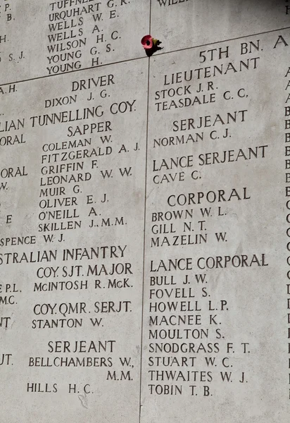 Nomes no Portão Menin em Ypres, Bélgica — Fotografia de Stock