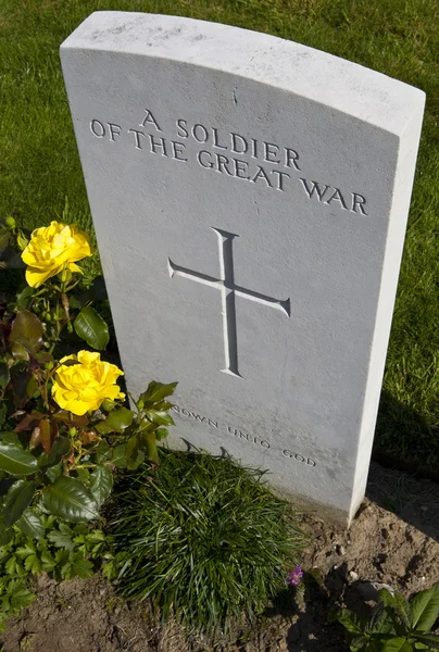 Tomba di un soldato della Grande Guerra nel cimitero di Tyne Cot — Foto Stock