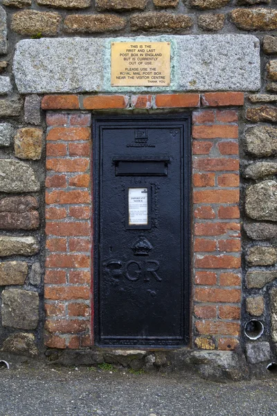 Pierwszy i Ostatni post box w Anglii - koniec ziemie. — Zdjęcie stockowe