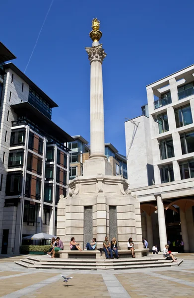Патерностерская колонна в Лондоне — стоковое фото