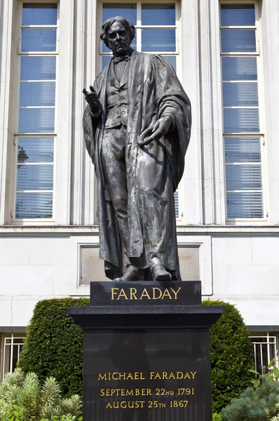 Michael faraday staty i london — Stockfoto