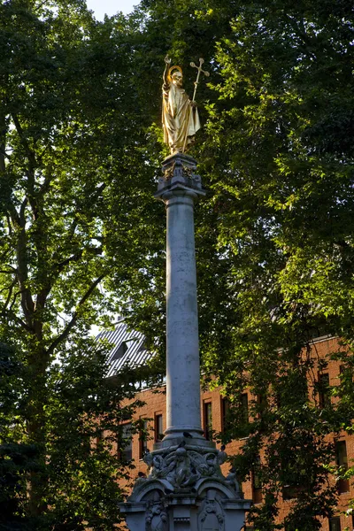 Statue av St. Paul på St. Paul – stockfoto