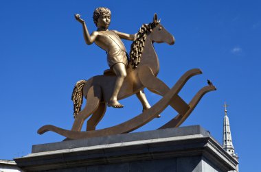çocuk üzerinde sallanan at heykelinin trafalgar Meydanı