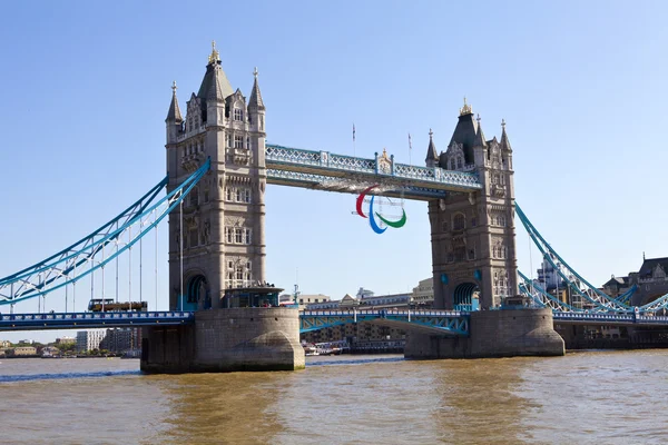 伦敦塔桥和残奥会环 — 图库照片