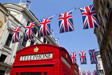 Telefon kutusu ve Birliği bayrakları Londra