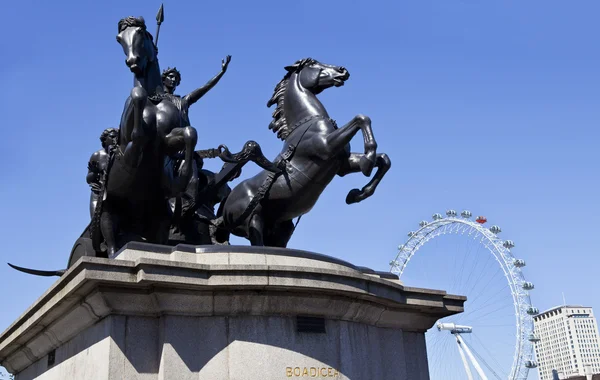 รูปปั้น Boadicea และ London Eye — ภาพถ่ายสต็อก