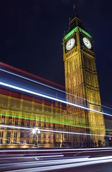 Sentiers lumineux passant devant les chambres du Parlement — Photo