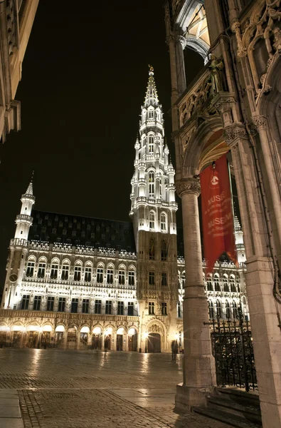 Widok grand place i ratusz w Brukseli — Zdjęcie stockowe