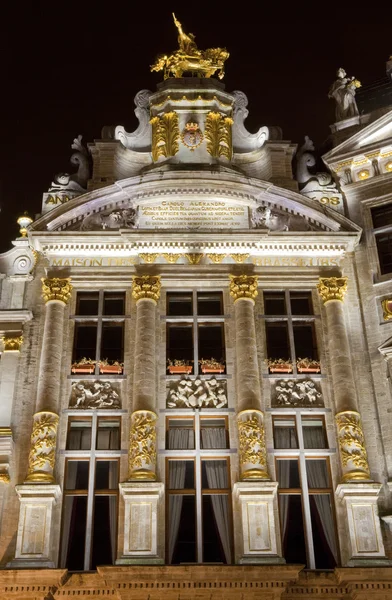 Jedna z guildhalls na grand place v Bruselu. — Stock fotografie