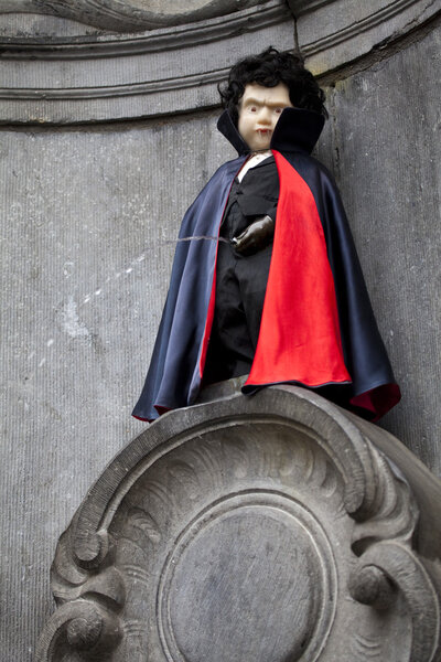 Manneken Pis Dressed as a Vampire, Брюссель
