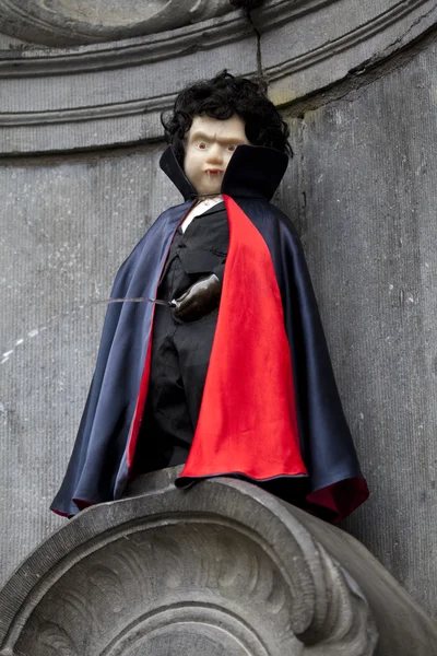 Пісяючий хлопчик одягнений як вампір, Брюссель — стокове фото