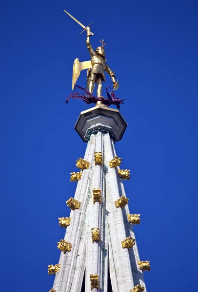 Statuie pe Turnul Primăriei Bruxelles (Hotel de Ville ) — Fotografie, imagine de stoc