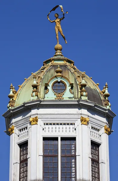 雕塑在盛大的地方，布鲁塞尔市政厅 — 图库照片