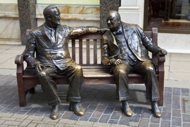 Franklin D. Roosevelt ve Winston Churchill heykeli Londra'daki