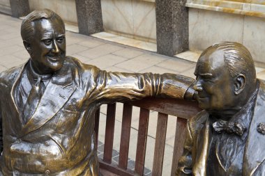 Franklin D. Roosevelt ve Winston Churchill heykeli Londra'daki