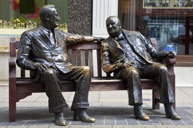 Franklin D. Roosevelt ve Winston Churchill heykeli Londra'daki
