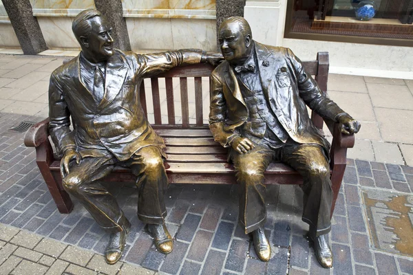 Franklin D. Roosevelt & Winston Churchill Statue in London — Stock Photo, Image