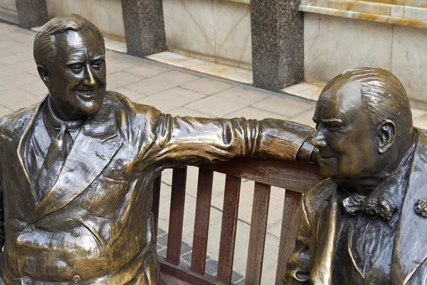 Franklin D. Roosevelt & Winston Churchill Statue in London — Stock Photo, Image