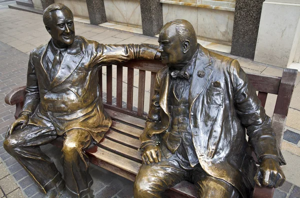 Franklin D. Roosevelt & Winston Churchill Statue in London — Stock Photo, Image